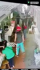 BUSCAN AL CÓMPLICE DE UN CIUDADANO COLOMBIANO QUE INTENTÓ QUITARLE LA VIDA AL HIJO DE UNA COMERCIANTE EN EL MERCADO URUKUPIÑA EN EL PLAN 3000