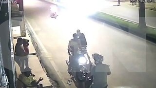 Criança de dois anos fica em estado grave ao ser atropelada por moto; veja vídeo