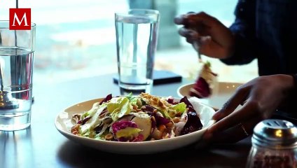 Esto debes hacer si un restaurante te cobra los vasos de agua; te contamos los detalles