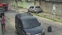 Motociclista-e-atropelado-por-Kombi-em-chamas