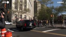 New York, maxi-corteo di veicoli scorta Trump in tribunale
