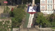 Le dessin d'un drapeau israélien recouvert de peinture rouge sur les marches d'un escalier à Nantes