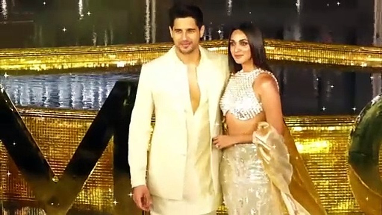 Beautiful Actress Kiara Advani First Time Flaunts Her Baby Bump After 2 Years OF Marriage