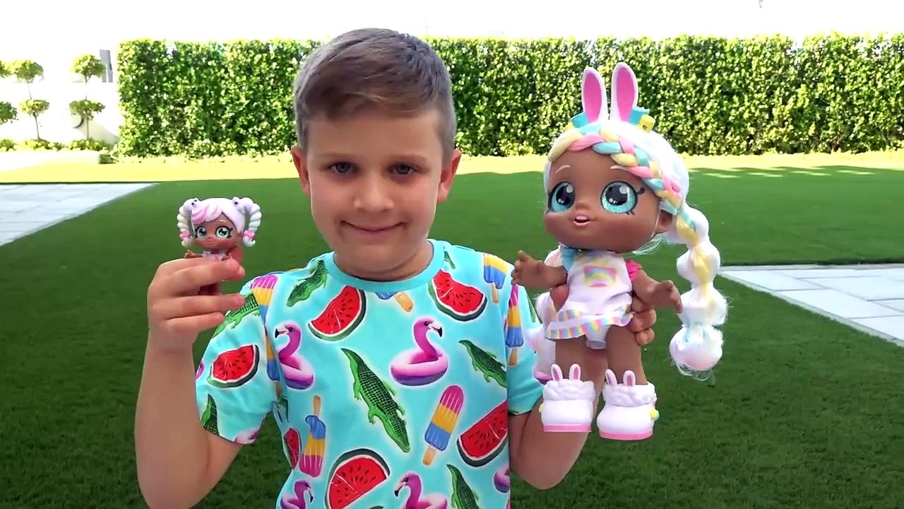 Diana plays with new Kindi Kids Minis