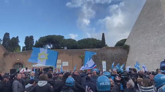 25 aprile, a Roma in piazza manifestanti pro Palestina e Brigata ebraica: grida e insulti - Video