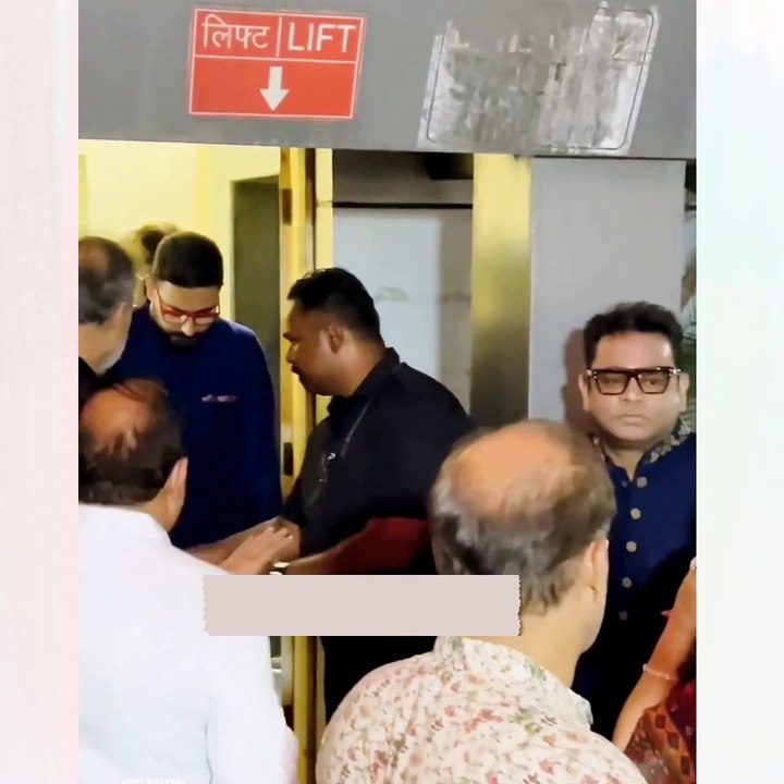 Video: 81 साल के Amitabh Bachchan को धक्का-मुक्की से बेटे अभिषेक ने बचाया, वीडियो वायरल