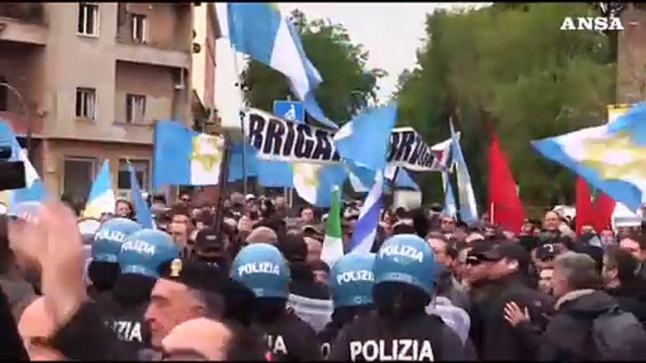 25 Aprile, Brigata ebraica tira bombe carta contro presidio pro-Palestina