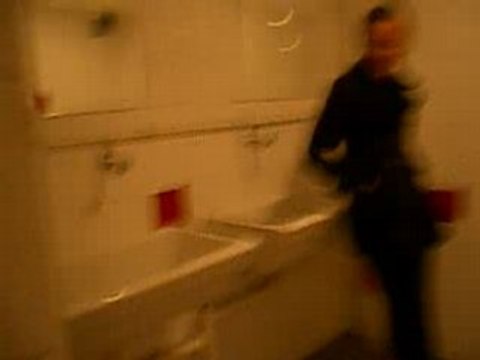 cache cache dans les toilettes