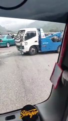 惨烈！拖车撞上另一辆罗厘，女乘客被甩飞路面🚧