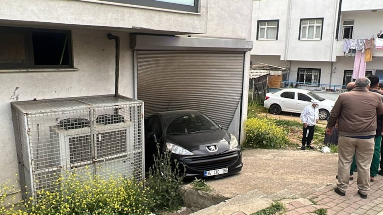 Kayan otomobilini durdurmaya çalışan sürücü yaralandı