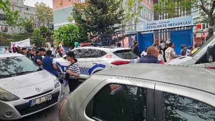 23 Nisan gösterilerinde öğretmene saldırı