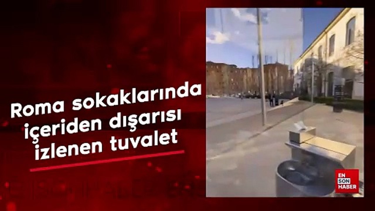 Roma sokaklarında içeriden dışarısı izlenen tuvalet
