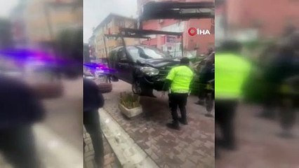 Beşiktaş’ta o eve yine araç çarptı: 3. kez faciadan dönülen anlar kamerada