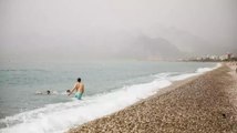 Antalya'da etkili olan toz taşınımı yaşamı olumsuz etkiledi