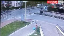 Motosiklet ile otomobil çarpıştı: Göz göre göre gelen kazada kamerada Dakikalarca bekledi, dikkatsiz çıkışı hastanede bitti