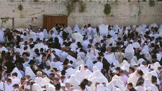 Thousands of Jewish worshippers attend priestly blessing ceremony