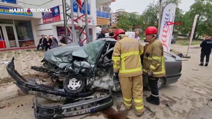 Cip ile otomobil kafa kafaya çarpıştı: 3 yaralı