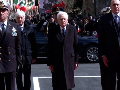 Mattarella accolto dagli applausi a Civitella in Val di Chiana per il 25 aprile