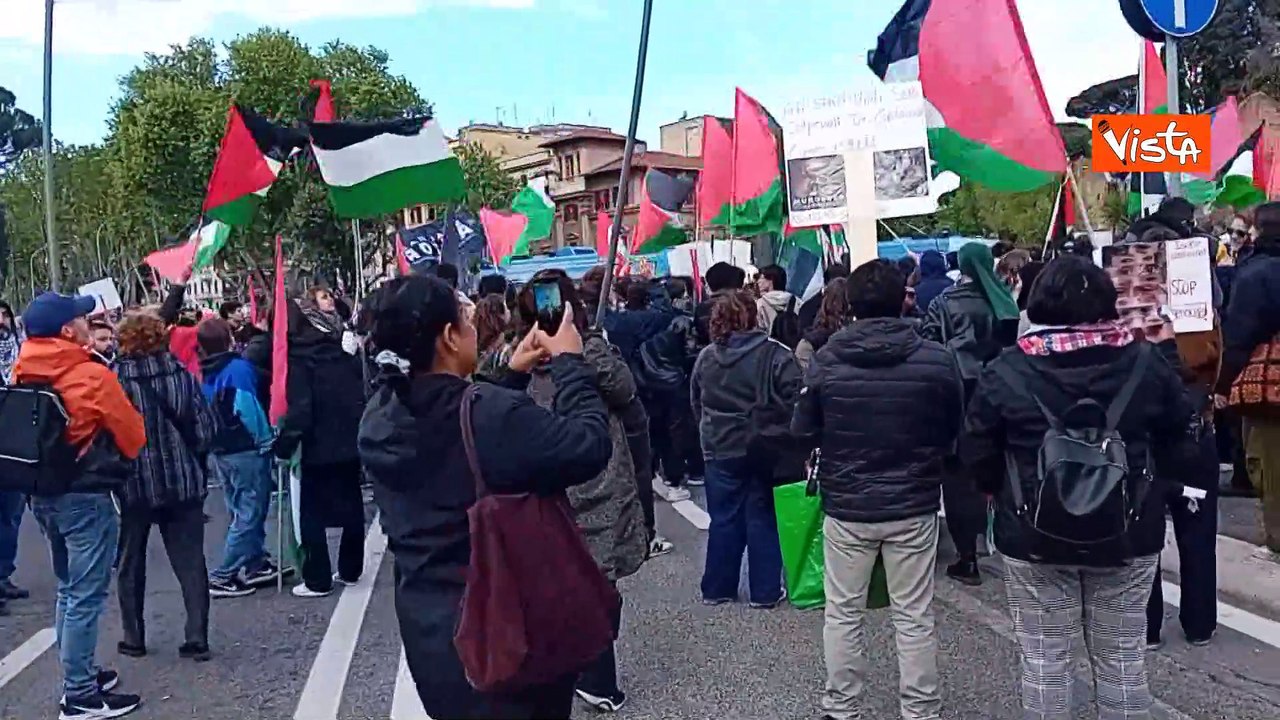 "Fuori Israele dal 25 aprile" il coro dei sostenitori della Palestina al corteo di Roma