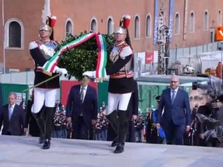 25 Aprile, Mattarella depone una corona all'Altare della Patria