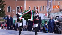 25 Aprile, Mattarella depone una corona all'Altare della Patria
