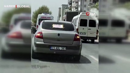Aracına, ‘Çok çok acemi ve paniğim özür dilerim’ yazdı, trafiğe çıktı