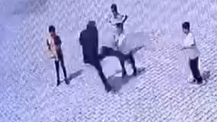 Dron operatörü, 23 Nisan kutlamalarında öğrenciyi tekmeledi