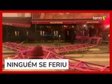 Pás do moinho de vento do famoso cabaré Moulin Rouge, em Paris, desabam