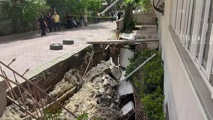 Avcılar'da kaldırım çöktü, bina boşaltıldı