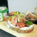 Tartine au Boursin, crevettes, artichauts et épinards