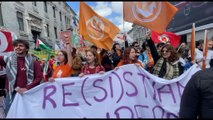 A Milano la manifestazione del 25 aprile, tra canti e striscioni