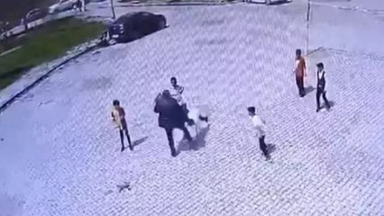 Drone operatörü, Malatya'daki 23 Nisan kutlamalarında öğrenciyi tekmeledi