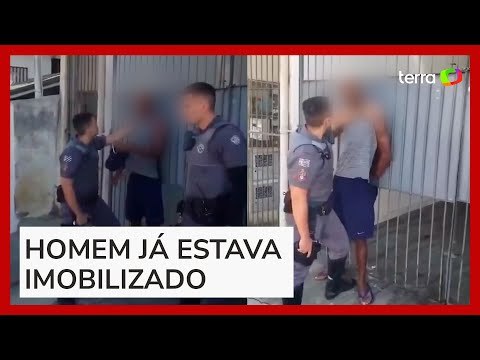 Policial segura pescoço e joga spray de pimenta no rosto de homem negro em SP