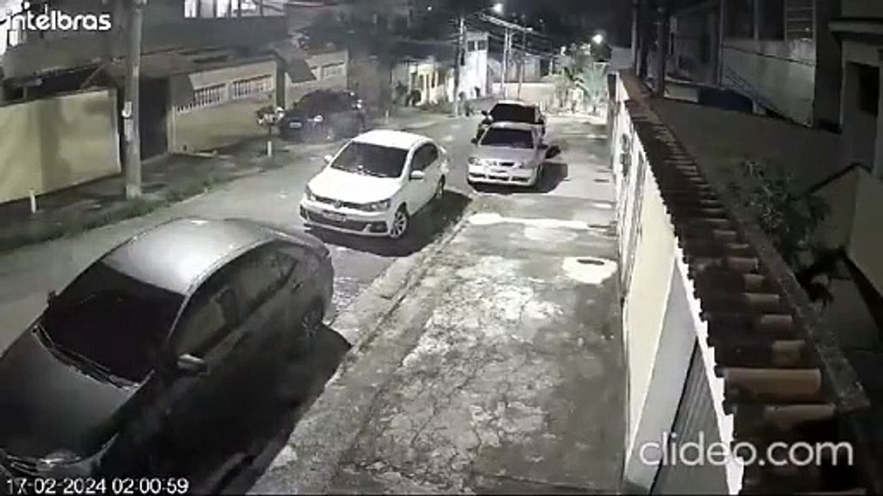 Grupos de polícias brasileiros encontram-se de noite e acabam aos tiros pensando serem traficantes