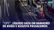 “Ops” líquido vaza em banheiro de avião e assusta passageiros