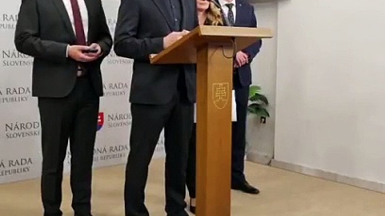 ZÁZNAM: Opozícia vyzvala prezidenta FS, aby zodpovedal otázky na schôdzi