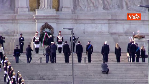 Festa della Liberazione, il Presidente Mattarella rende omaggio al milite ignoto con Meloni