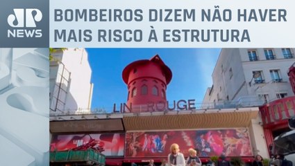 Pás do moinho de vento do Moulin Rouge desabam em Paris, na França