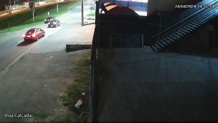 Carro com pais e criança capota após ser atingido por outro veículo na BR-116