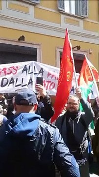 Corteo 25 aprile, momenti di tensione e urla: Assassini, assassini