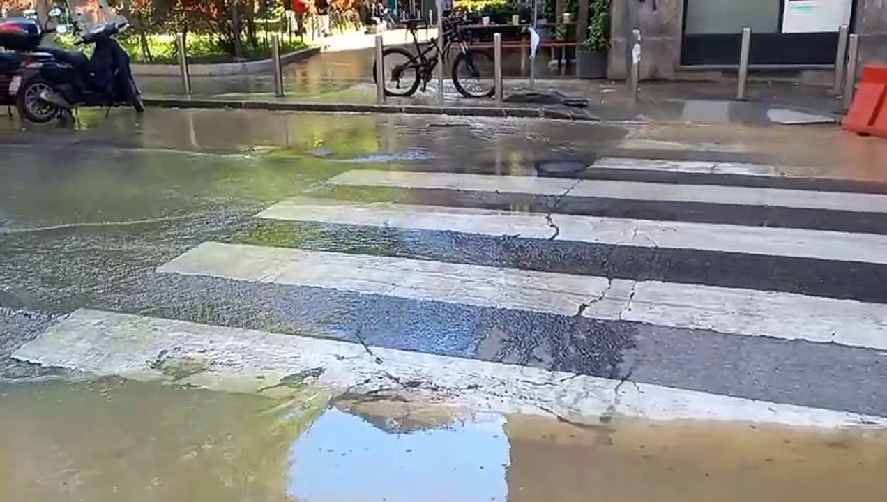 Milano, strada allagata tra via Ozanam e via Ponchielli