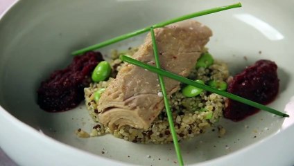 Salade de boulgour, fe`ves, ketchup de betterave et filet de thon a` l’huile d’olive