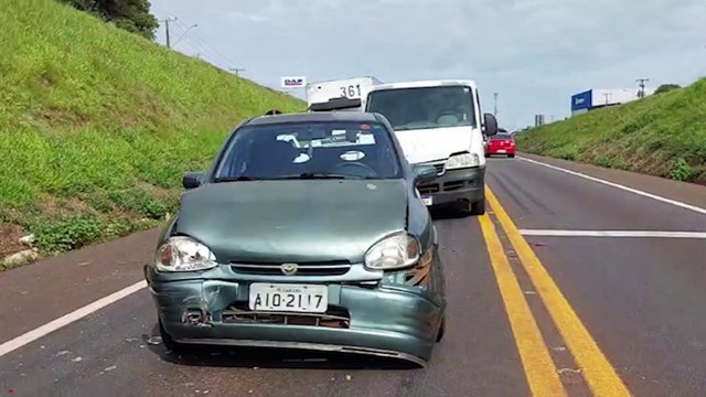 Três veículos se envolvem em colisão na rodovia BR-277 e deixam trânsito lento