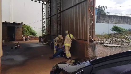 Download Video: Jovem cai na valeta de lava car e é socorrido pelo Siate no Cataratas