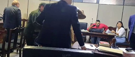 Suspenden declaración de Romero luego que investigada se descompensara en plena audiencia