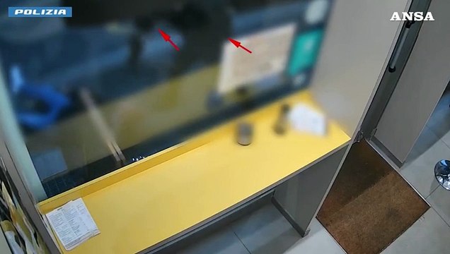 Rapinano tabaccaio e gli fratturano il viso, arrestati a Milano