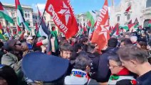 25 aprile a Milano, tensione in piazza Duomo tra i manifestanti