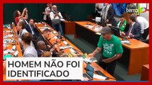 Homem com camisa do Hamas distribui panfletos em sessão na Câmara em Brasília