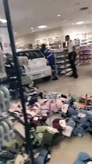 Carro invade loja do Shopping Barra e deixa local destruído