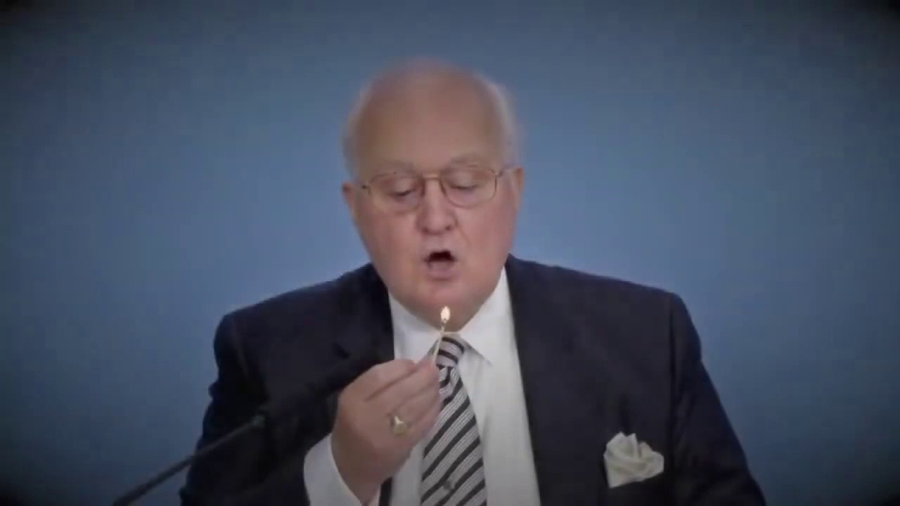 Tony fait un vœu en soufflant sur une allumette